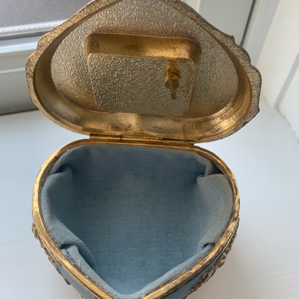 Vintage Floral Heart-Shaped Decorative music Box - Picture 2 of 4
